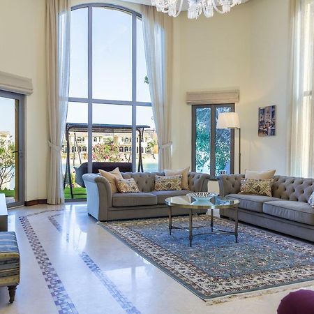 دبي Chic 4Br Villa With Assistant Room And Private Pool On Palm Jumeirah By Deluxe Holiday Homes المظهر الخارجي الصورة
