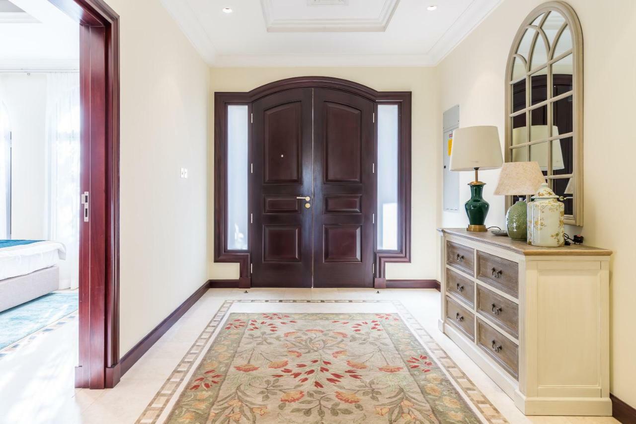 دبي Chic 4Br Villa With Assistant Room And Private Pool On Palm Jumeirah By Deluxe Holiday Homes المظهر الخارجي الصورة