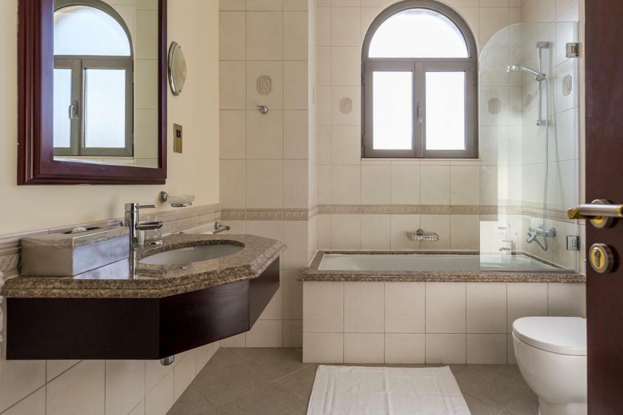 دبي Chic 4Br Villa With Assistant Room And Private Pool On Palm Jumeirah By Deluxe Holiday Homes المظهر الخارجي الصورة