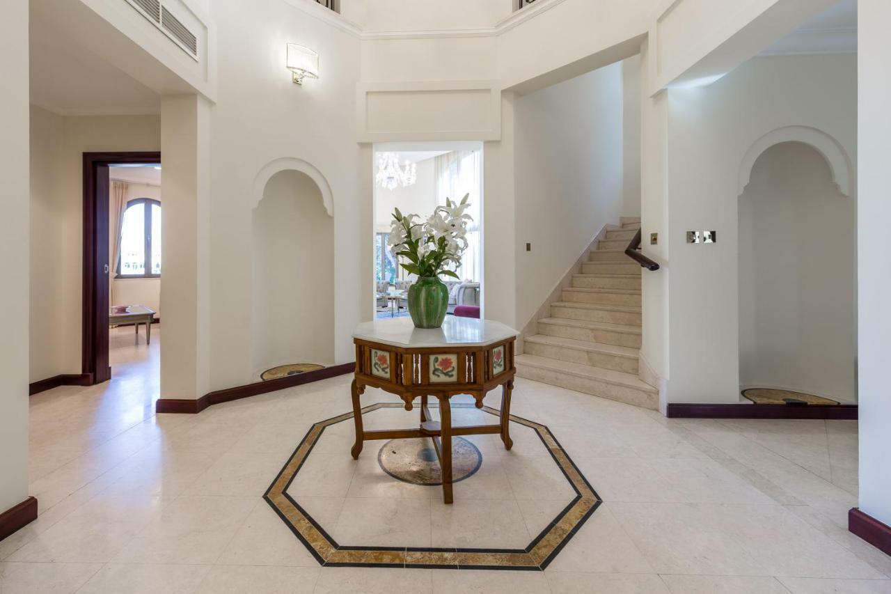 دبي Chic 4Br Villa With Assistant Room And Private Pool On Palm Jumeirah By Deluxe Holiday Homes المظهر الخارجي الصورة