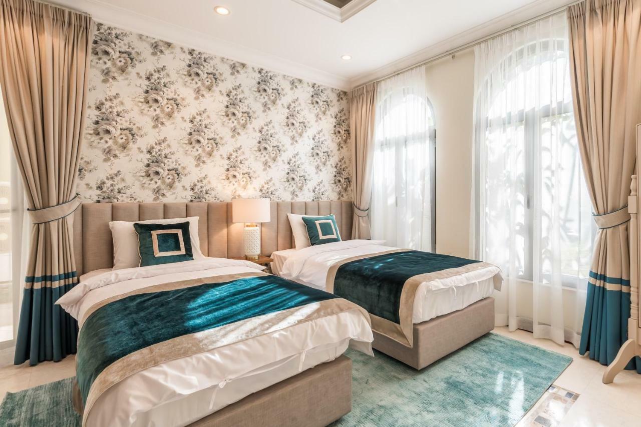 دبي Chic 4Br Villa With Assistant Room And Private Pool On Palm Jumeirah By Deluxe Holiday Homes المظهر الخارجي الصورة