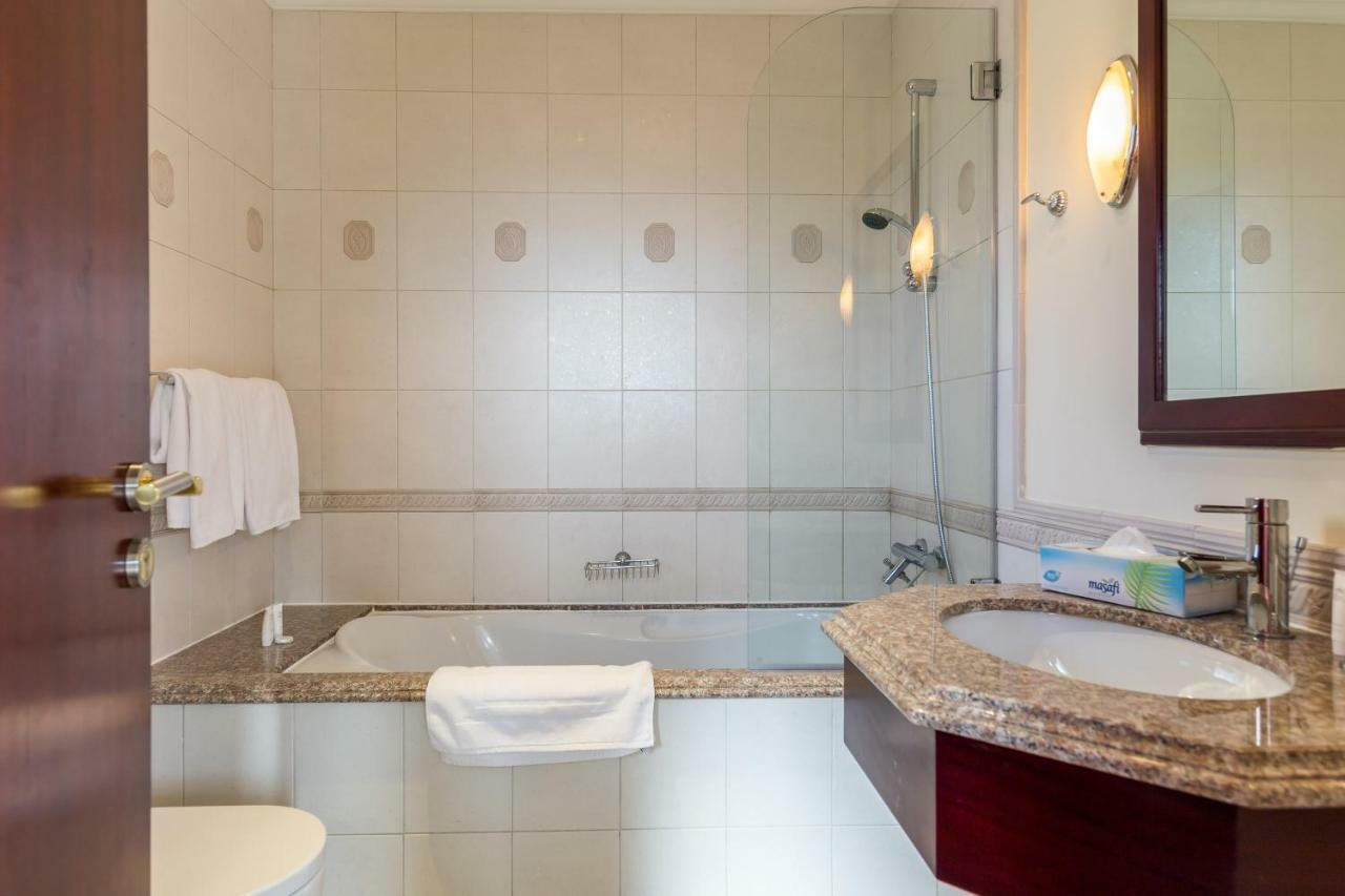 دبي Chic 4Br Villa With Assistant Room And Private Pool On Palm Jumeirah By Deluxe Holiday Homes المظهر الخارجي الصورة