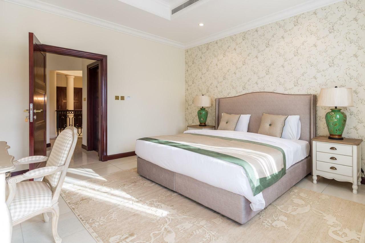 دبي Chic 4Br Villa With Assistant Room And Private Pool On Palm Jumeirah By Deluxe Holiday Homes المظهر الخارجي الصورة