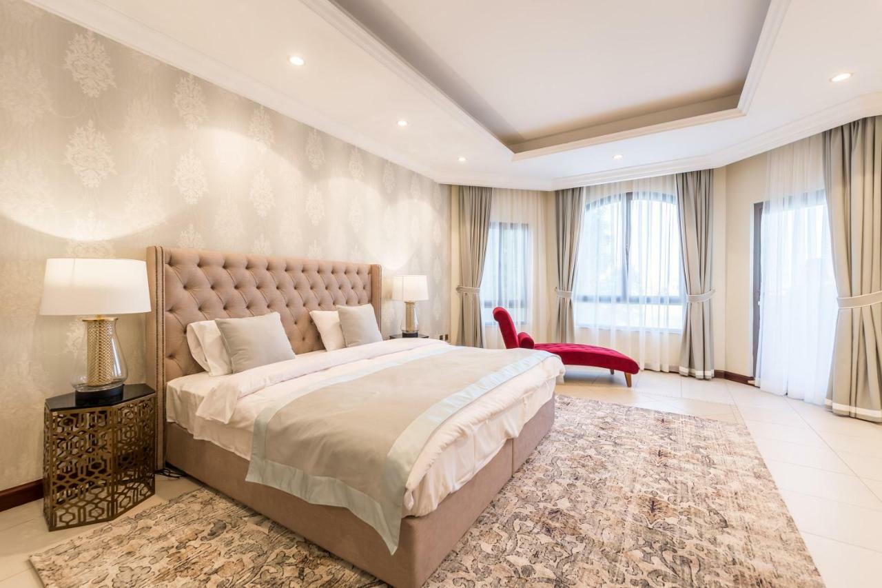 دبي Chic 4Br Villa With Assistant Room And Private Pool On Palm Jumeirah By Deluxe Holiday Homes المظهر الخارجي الصورة