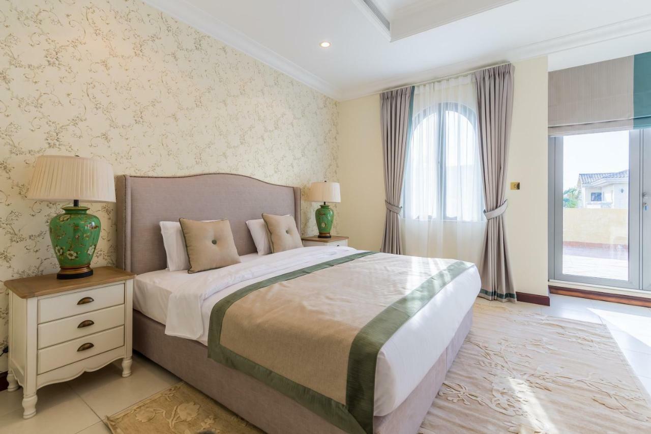 دبي Chic 4Br Villa With Assistant Room And Private Pool On Palm Jumeirah By Deluxe Holiday Homes المظهر الخارجي الصورة