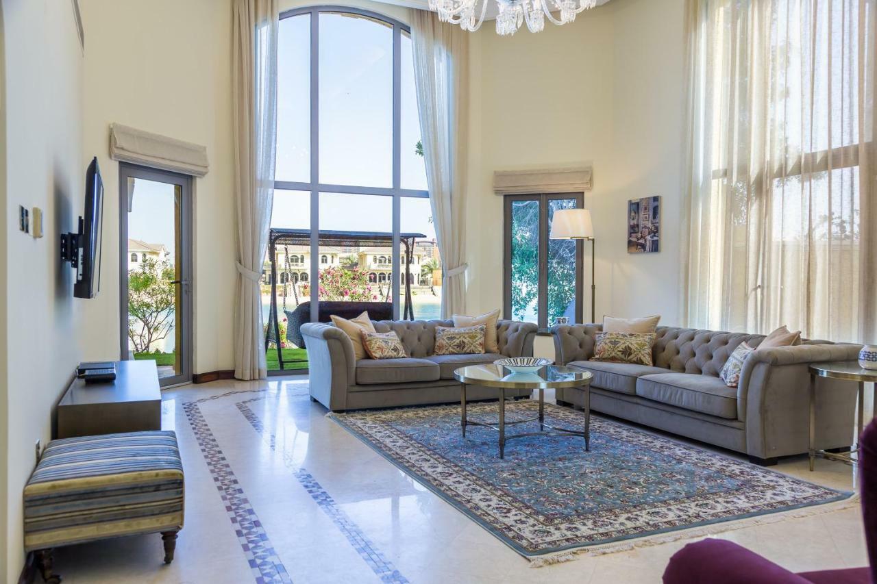دبي Chic 4Br Villa With Assistant Room And Private Pool On Palm Jumeirah By Deluxe Holiday Homes المظهر الخارجي الصورة